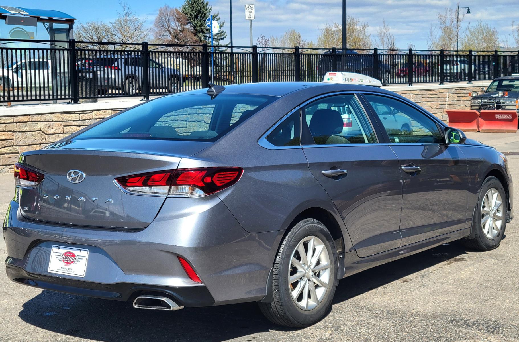 2018 Grey /Black Hyundai Sonata SE (5NPE24AF5JH) with an 2.4L I4 engine, 6 Speed Automatic transmission, located at 450 N Russell, Missoula, MT, 59801, (406) 543-6600, 46.874496, -114.017433 - Beautiful Sedan with only 15,600 Miles. 2.4L I4 Engine. 6 Speed Automatic Transmission. Bluetooth. Backup Camera. Air. Cruise. Tilt. power Windows and Locks. - Photo #8